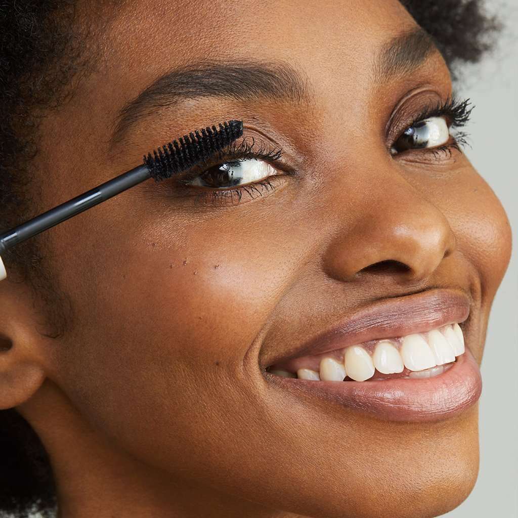 Straight Up™ Volumizing Peptide Mascara